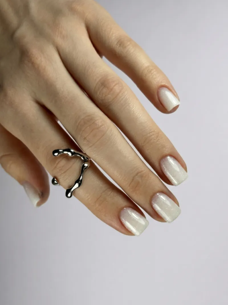 Нежный молочный маникюр с жемчужным шиммером