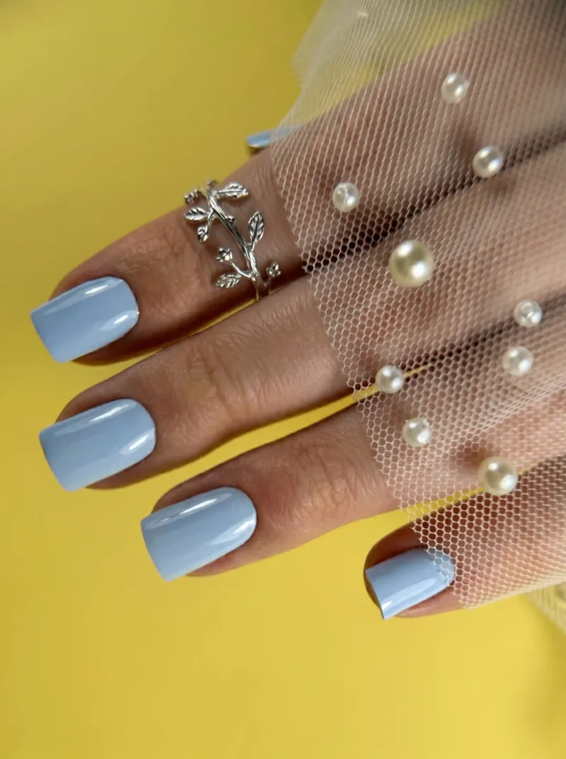 Маникюр нежно-голубого оттенка